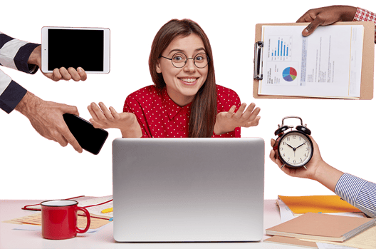 mujer-morena-sentada-en-el-escritorio-rodeado-de-gadgets-y-papeles